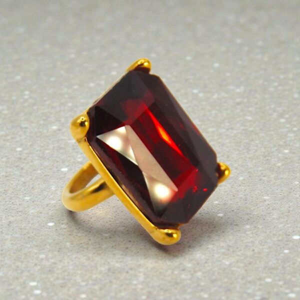 anillo con piedra grande roja brillante acero inoxidable