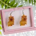 Aretes capibara gorro naranja