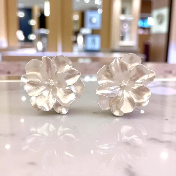 Aretes de flor blanca aperlada