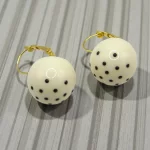 aretes blancos con puntos negros