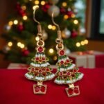 aretes de navidad árbol con esferas rojas