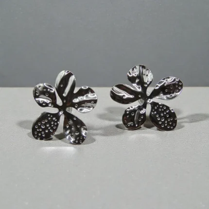 Aretes de flor plateadas pétalos