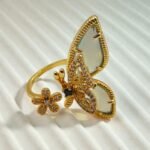 anillo de acero inoxidable dorado mariposa y flor