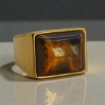 anillo acero inoxidable dorado rectangular con piedra