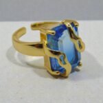 anillo de acero inoxidable con piedra azul turquesa con dorado