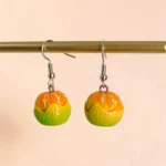 aretes locos naranja a medio pelar verde