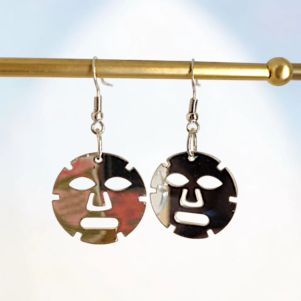WhatsApp Image 2026-06-02 at 12.32.21 PM (4) aretes locos mascarilla - Image 1