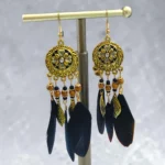 aretes de mándalas y plumas negras colgantes