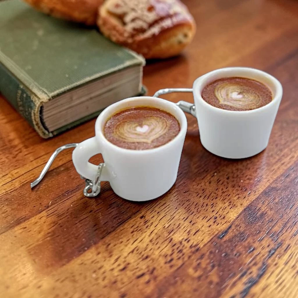 WhatsApp Image 2026-06-10 at 11.50.02 AM (5) (1) aretes locos de tazas de cafe blanca - Image 1