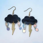 aretes de nube negra con truenos