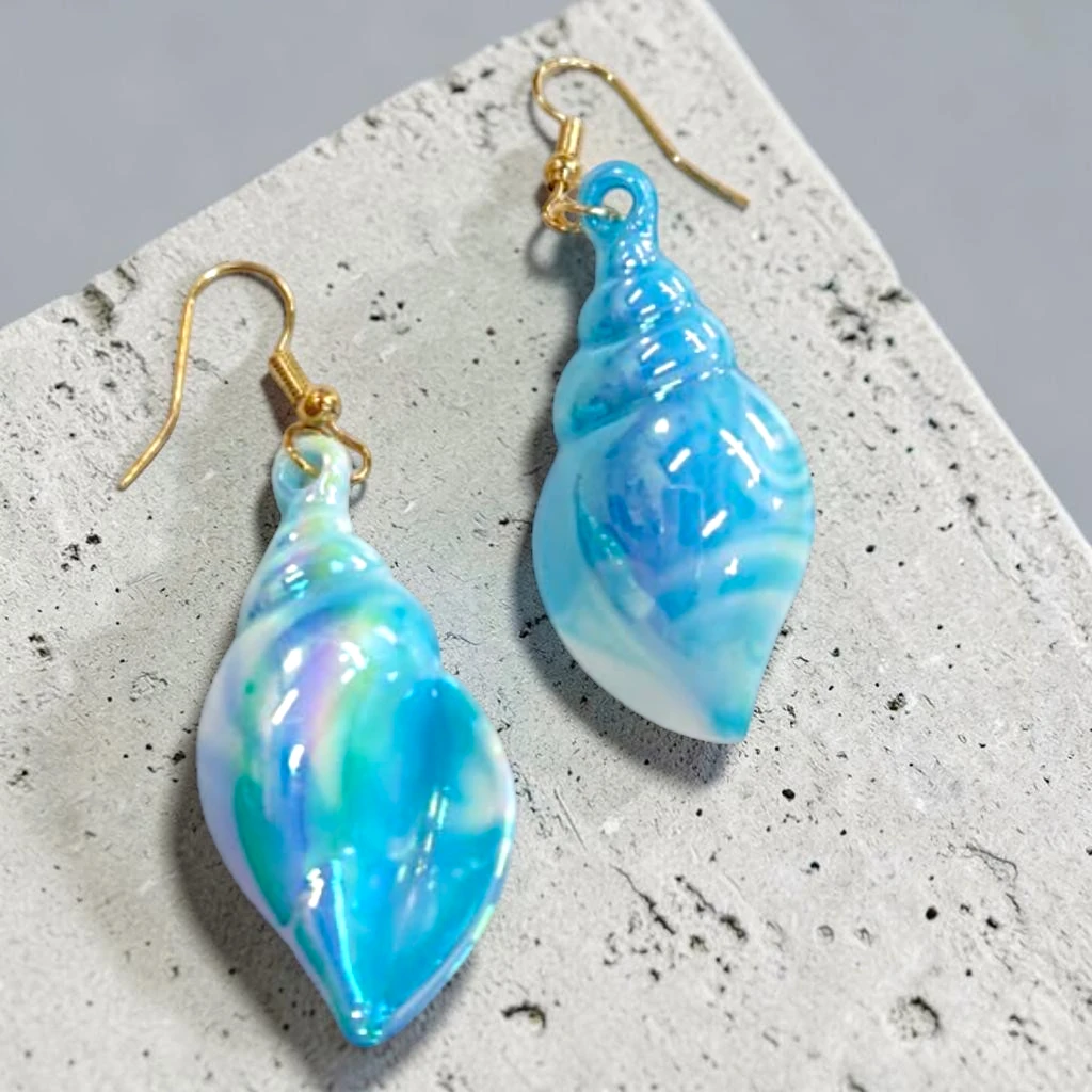 WhatsApp Image 2026-06-10 at 11.50.05 AM aretes de caracola azul - Image 1