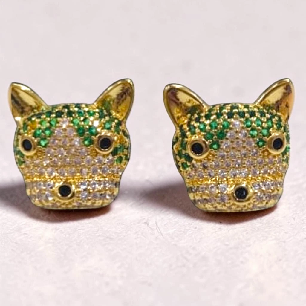 WhatsApp Image 2026-06-10 at 11.50.11 AM (10) aretes de gato dorado con verde - Image 1