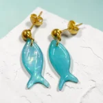 aretes elegantes de pez azul agua