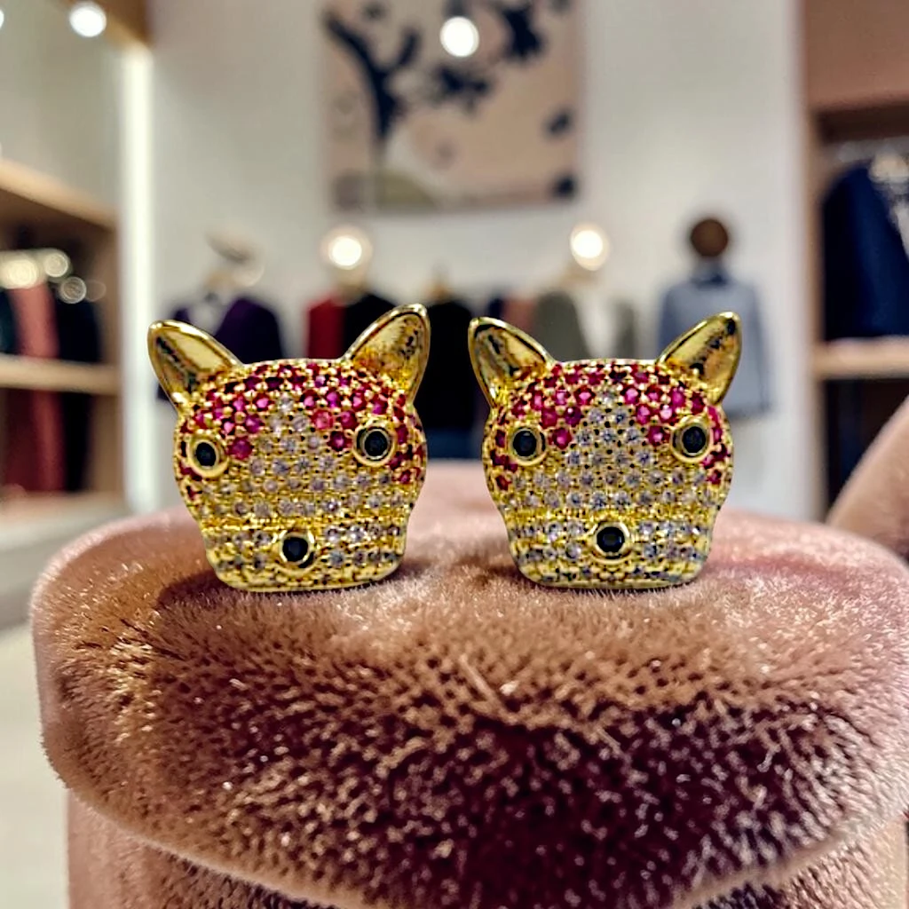 WhatsApp Image 2026-06-10 at 11.50.11 AM aretes de gato dorado con rosa - Image 1