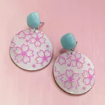aretes de circulo y flores