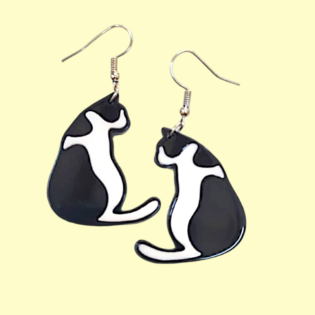 WhatsApp Image 2026-06-15 at 12.55.30 PM (4) aretes de gato blanco y negro sentado - Image 1