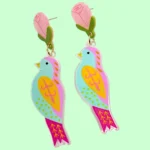 aretes de golondrina colorida