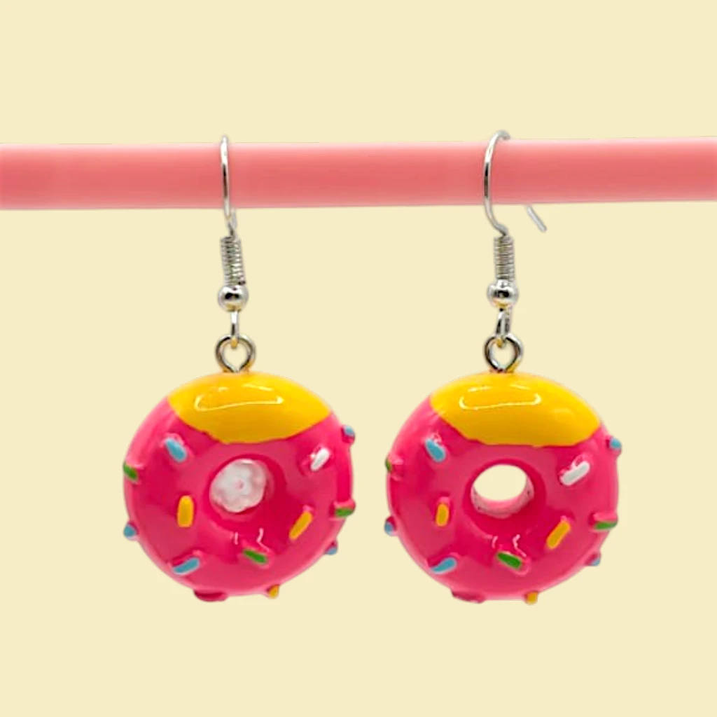 WhatsApp Image 2026-06-15 at 2.39.53 PM (2) aretes de dona glaseada rosa feúcha con chispas de colores - Image 1