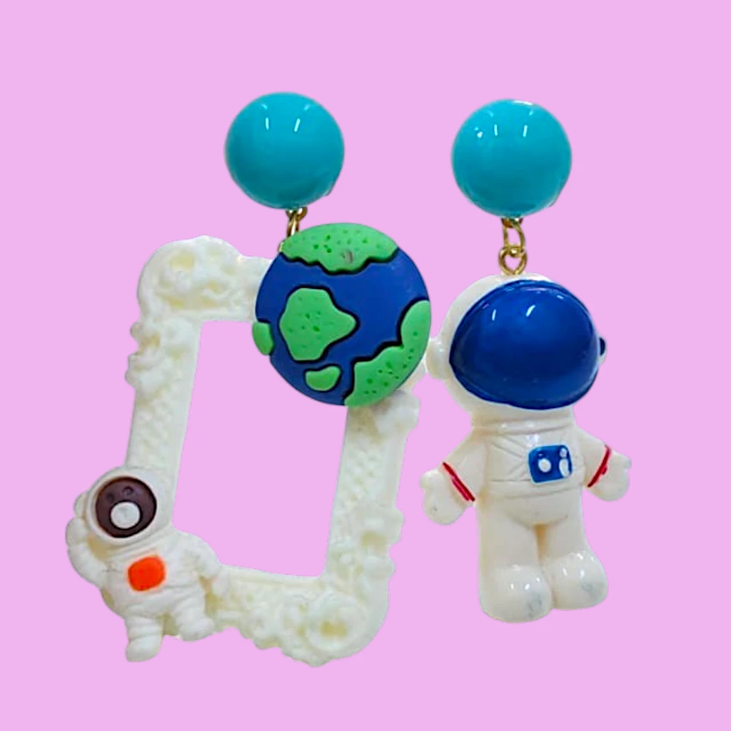 WhatsApp Image 2026-06-17 at 3.11.04 PM (2) ARETES DE ASTRONAUTA Y OSOS ASTRONAUTA CON MARCO - Imagen 1