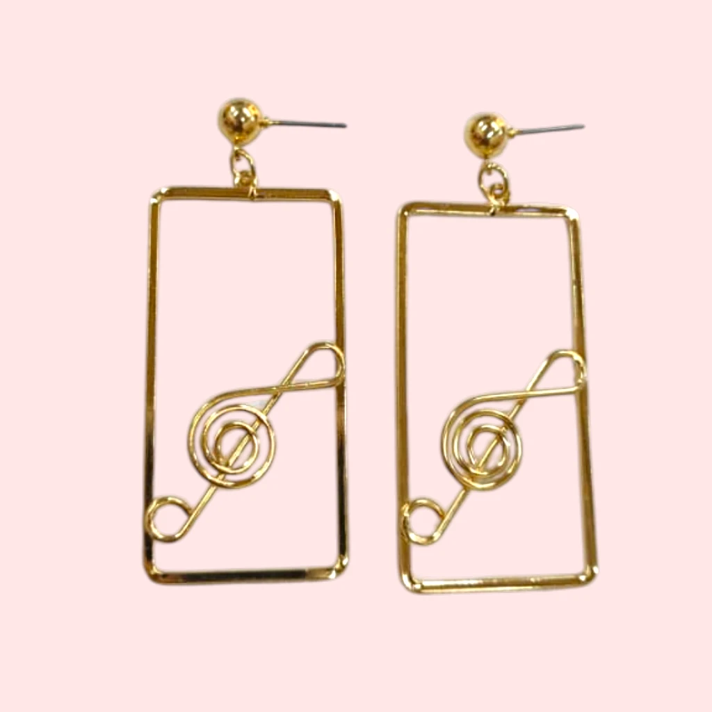 WhatsApp Image 2026-06-17 at 3.11.07 PM (3) ARETES DORADOS RECTANGULARES DE NOTA MUSICAL - Imagen 1