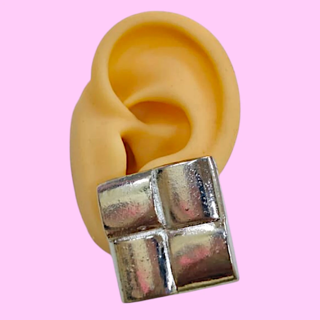 WhatsApp Image 2026-06-17 at 3.11.09 PM (3) ARETES PLATEADOS CUADRADOS CRUZADOS - Imagen 1