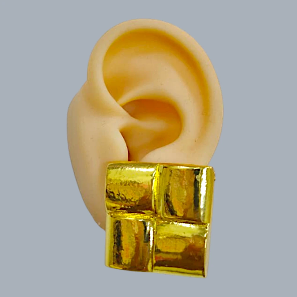 WhatsApp Image 2026-06-17 at 3.11.09 PM (5) ARETES DORADOS CUADRADOS CRUZADOS - Image 1