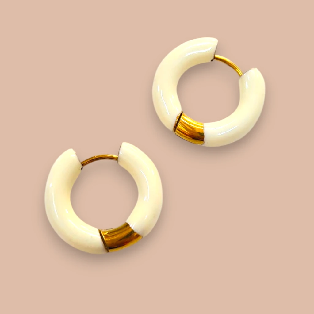 WhatsApp Image 2026-06-23 at 12.11.32 PM aretes de acero inoxidable arracadas medianas blancas - Imagen 1