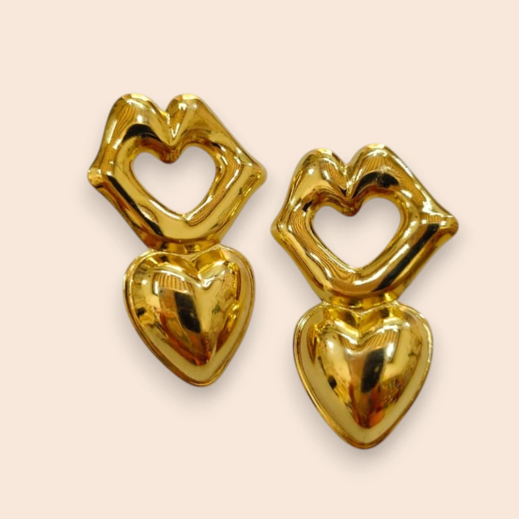 WhatsApp Image 2026-06-23 at 12.11.33 PM (3) aretes de acero inoxidable beso y corazón - Imagen 1