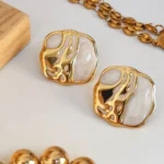 aretes de acero inoxidable cuadrados blanco con dorado