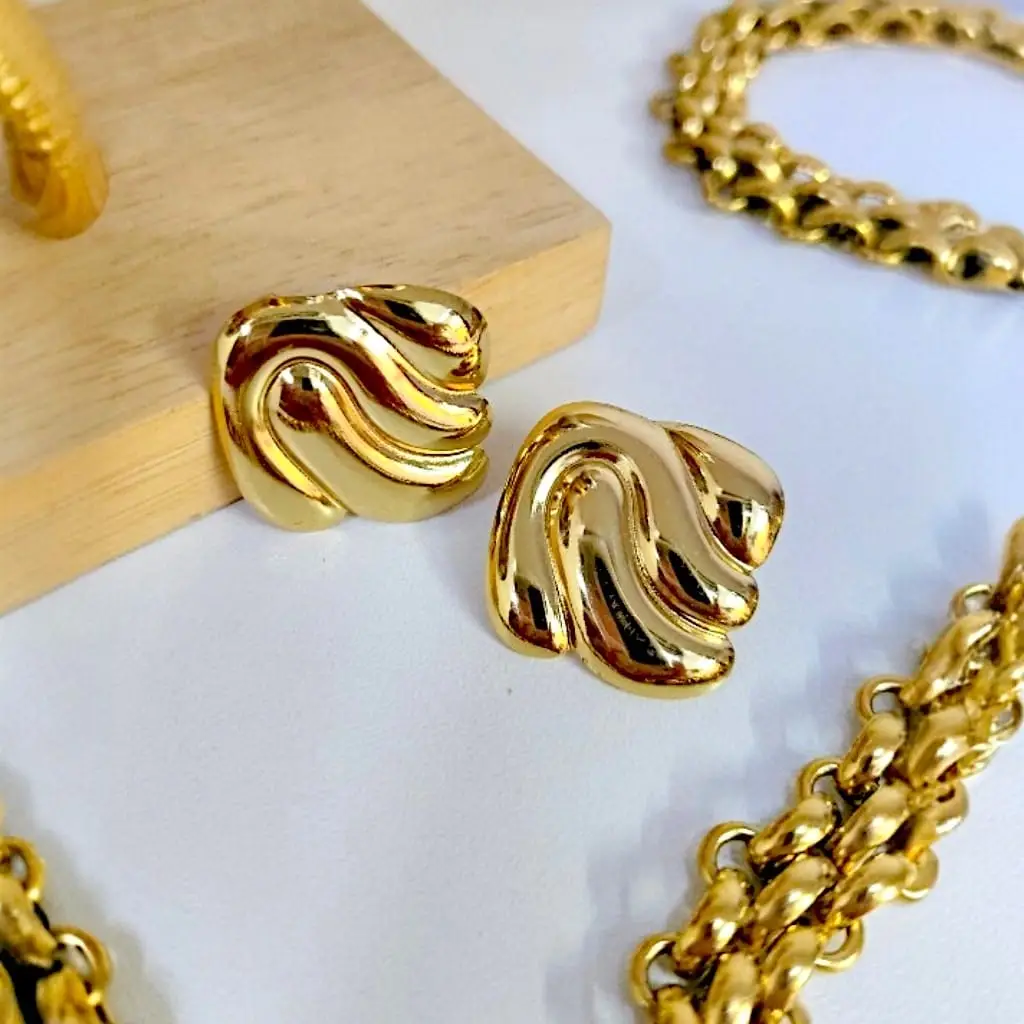 iuhugb ARETES DE ACERO INOXIDABLE CUADRADOS ONDAS DORADAS - Image 1