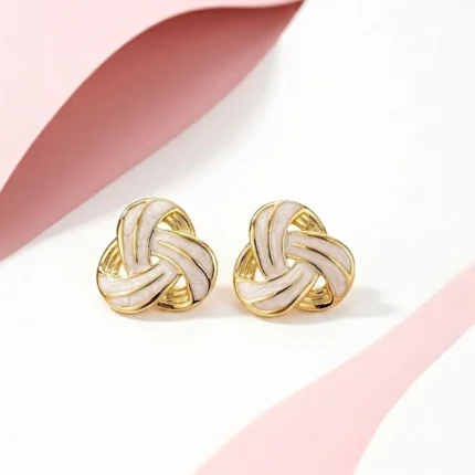 aretes de acero inoxidable triangulo cruzado contiene perla