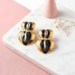 aretes de acero inoxidable dorado con negro corazones