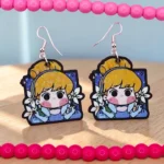 ARETES DE MDF PERINCESA EN CUADRO VESTIDO AZUL CON DESTELLOS