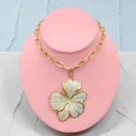 COLLAR DE ACERO INOXIDABLE FLOR MAXI BLANCA