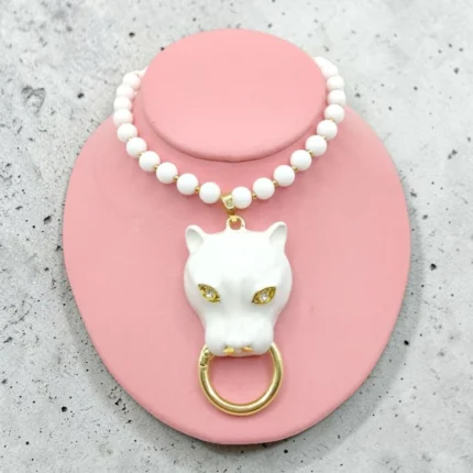COLLAR BLANCO DE DE PERLAS Y LEOPARDO