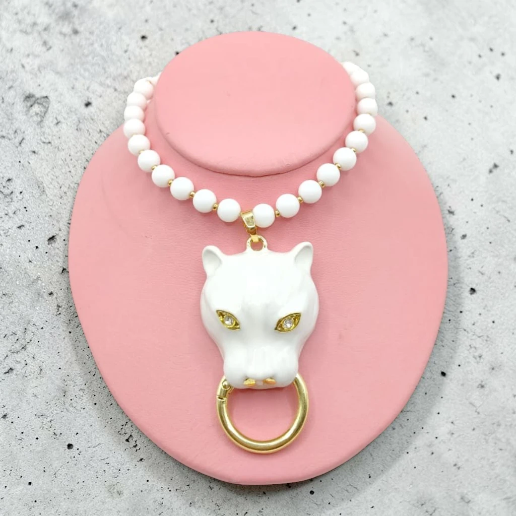 WhatsApp Image 2026-07-07 at 2.18.20 PM (1) COLLAR BLANCO DE PERLAS Y LEOPARDO - Imagen 1