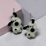 aretes broquel de perrito negro y blanco