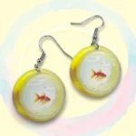 aretes con diseño de pez en pecera amarilla