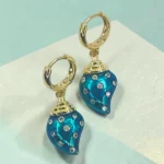aretes con diseño concha azul con brillos