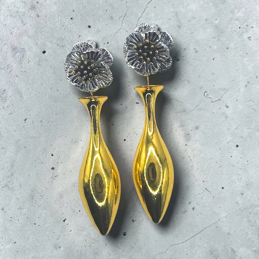 WhatsApp Image 2026-07-09 at 1.57.05 PM aretes con diseño de jarron dorado con flor plateada - Image 1