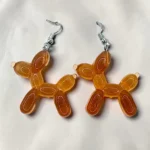 aretes con diseño de globo de perro color marrón