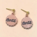 aretes con diseño de tapa de refresco rosa
