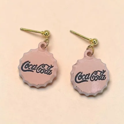 aretes con diseño de tapa de refresco rosa