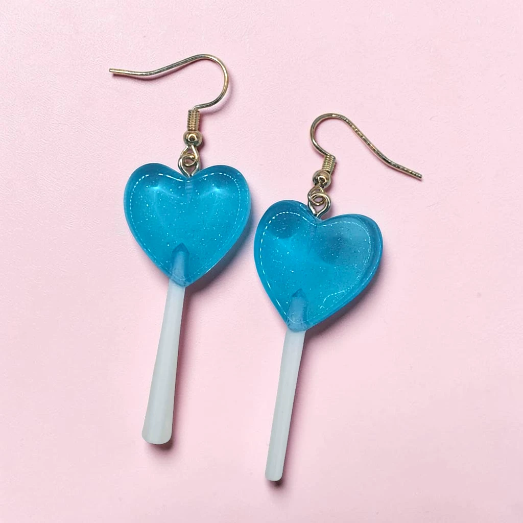 WhatsApp Image 2026-07-09 at 1.57.07 PM (3) ARETES CON DISEÑO PALETA DE CORAZON AZUL - Image 1