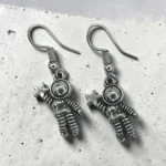 aretes con diseño de astronauta plateados