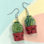 aretes con diseño de cactus en maceta