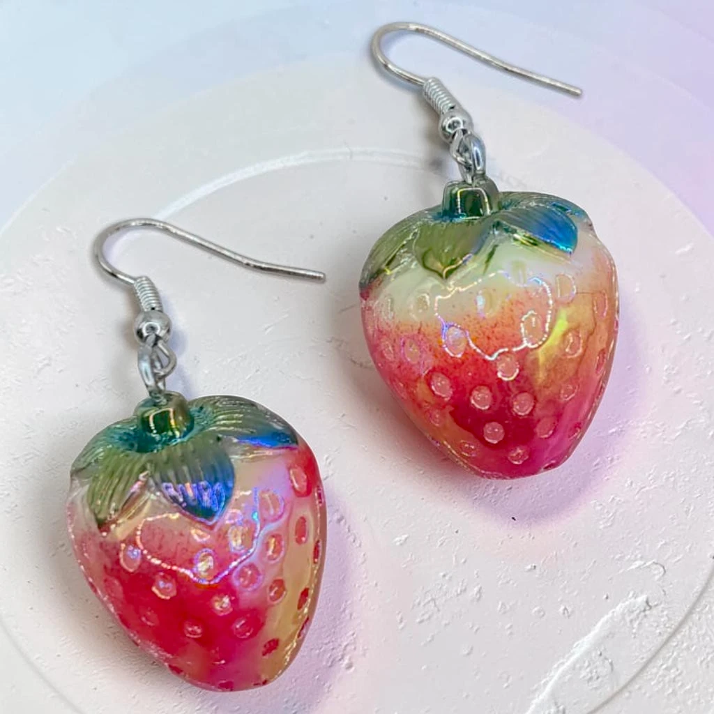 WhatsApp Image 2026-07-09 at 1.57.09 PM (2) aretes con diseño fresas tornasol - Imagen 1