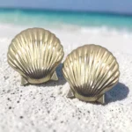 aretes con diseño de concha  dorada