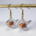 aretes con diseño de bebida  en taza transparente