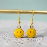aretes con diseño de carita feliz amarilla